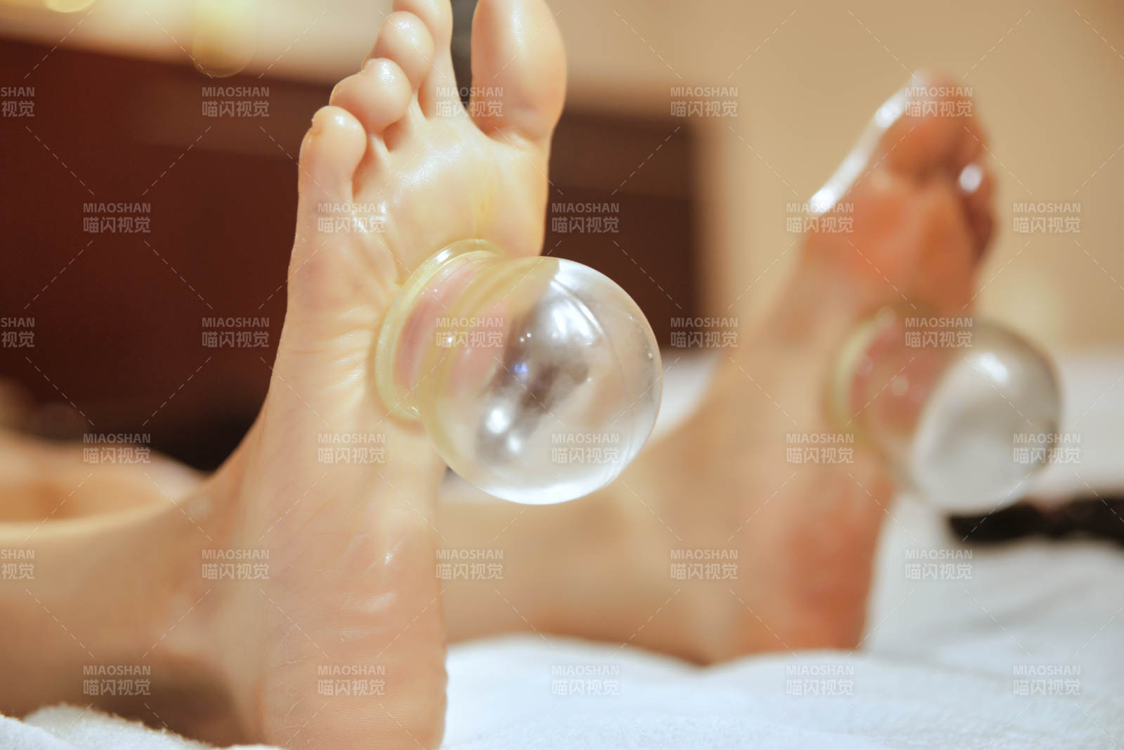 专业的足疗技师为顾客做足底火罐