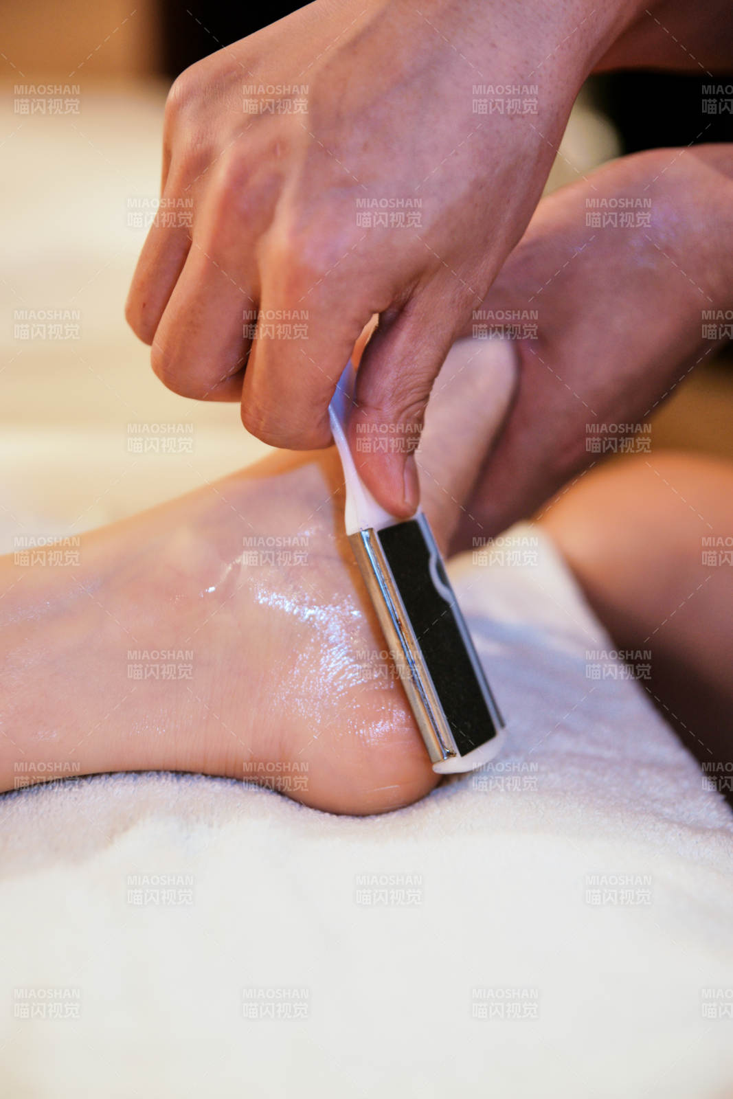 手法专业的足疗技师为客人服务