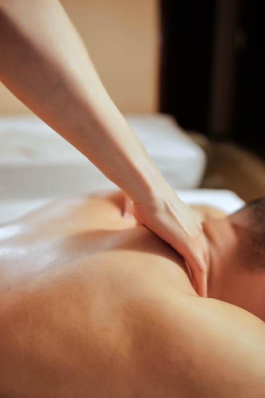 专业的按摩技师为顾客进行保健按摩