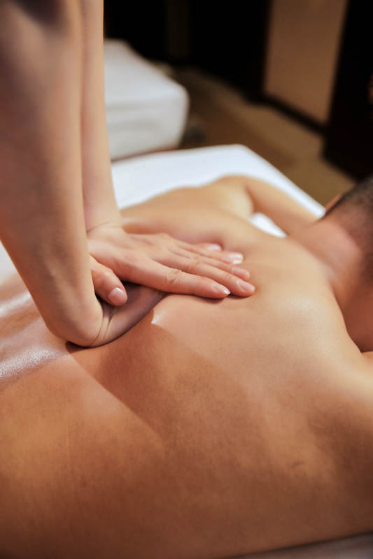 专业的按摩技师为顾客进行保健按摩