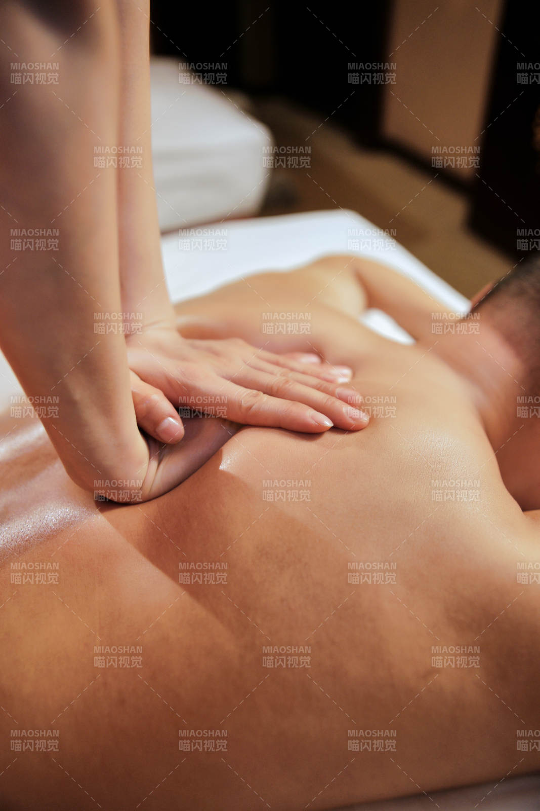 专业的按摩技师为顾客进行保健按摩