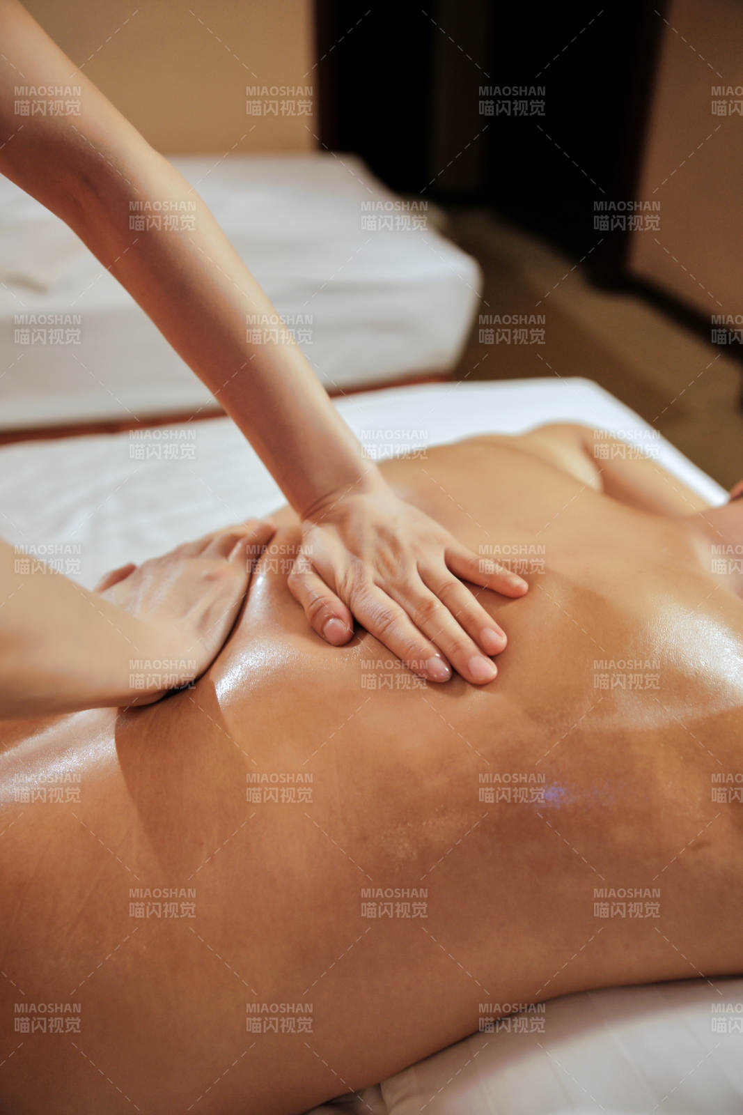 專業(yè)的按摩技師為顧客進行保健按摩