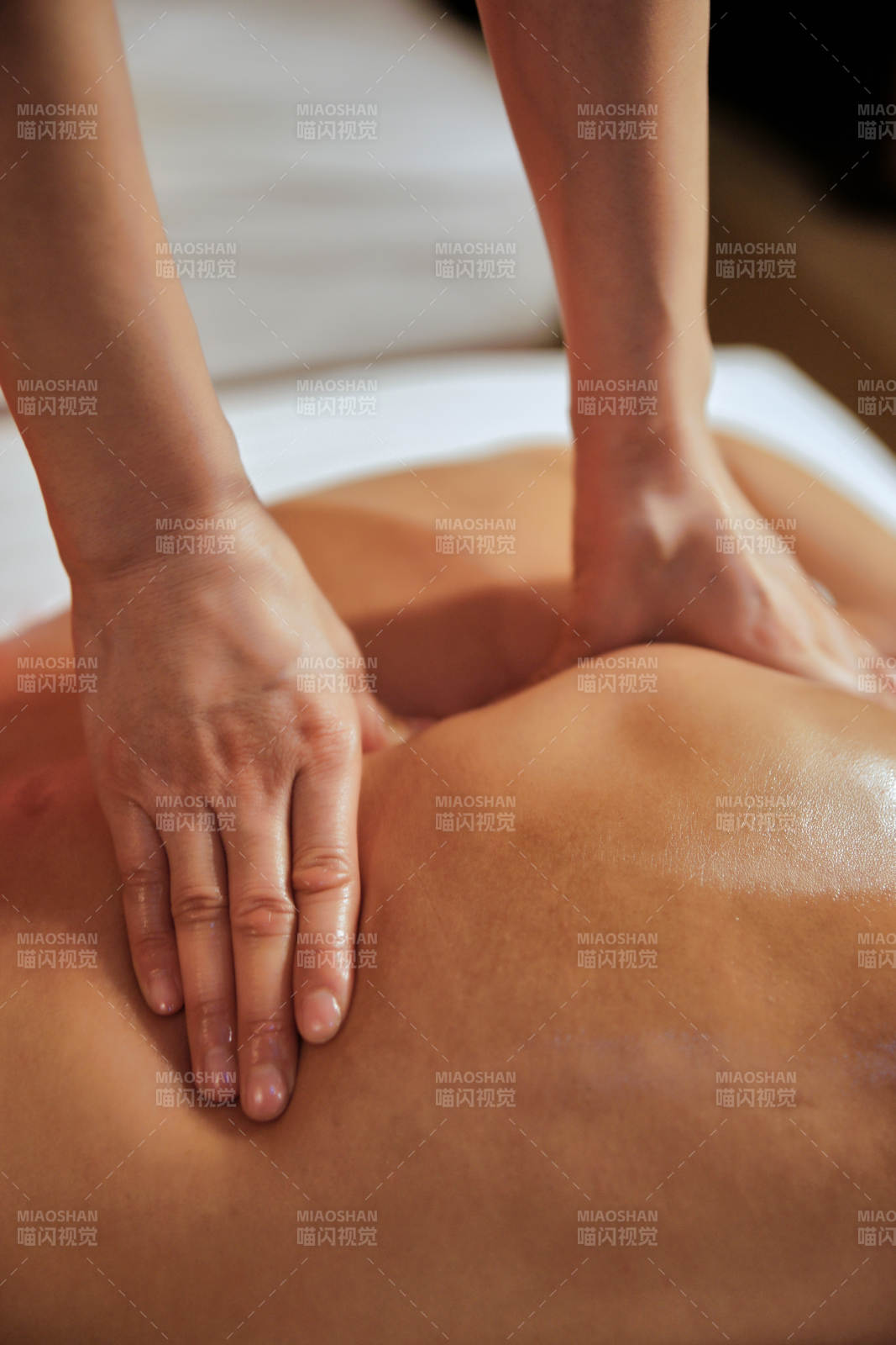 專業(yè)的按摩技師為顧客進(jìn)行保健按摩