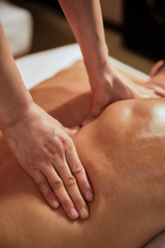 专业的按摩技师为顾客进行保健按摩