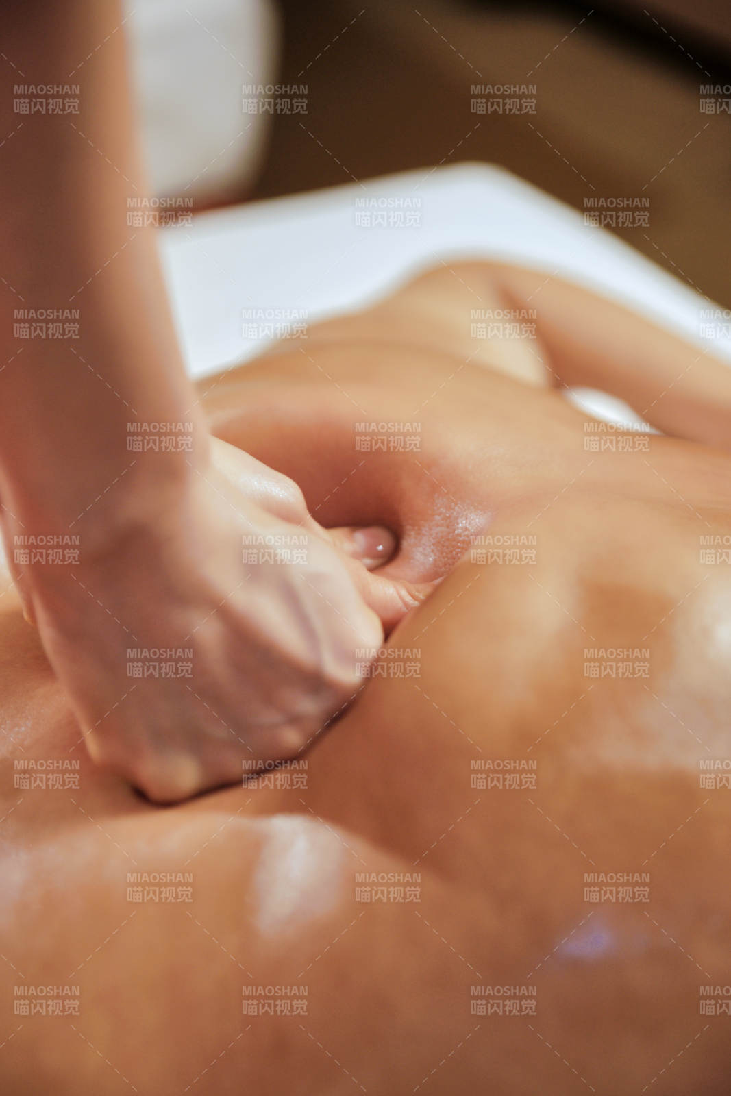 專業的按摩技師為顧客進行保健按摩