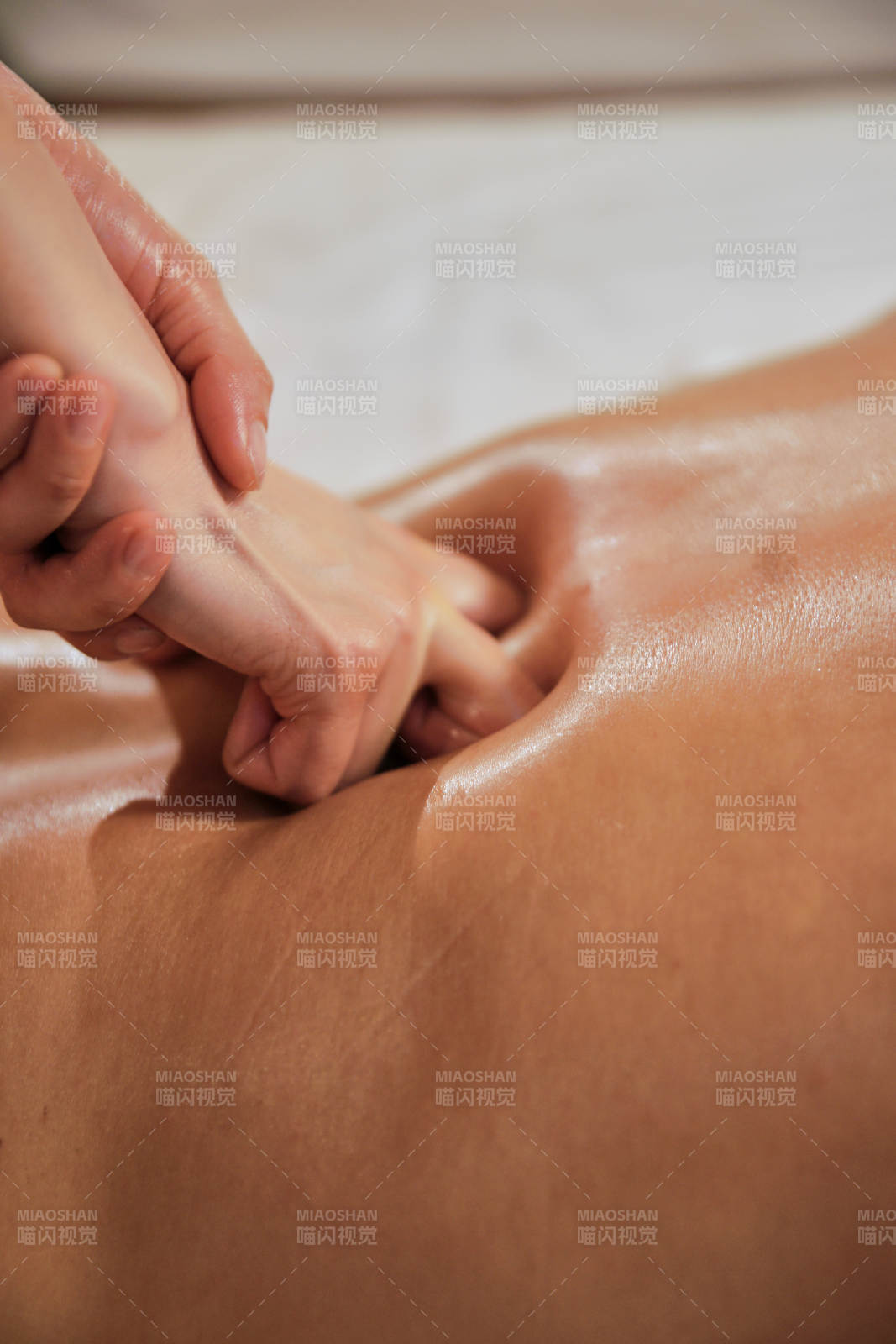 专业的按摩技师为顾客进行保健按摩
