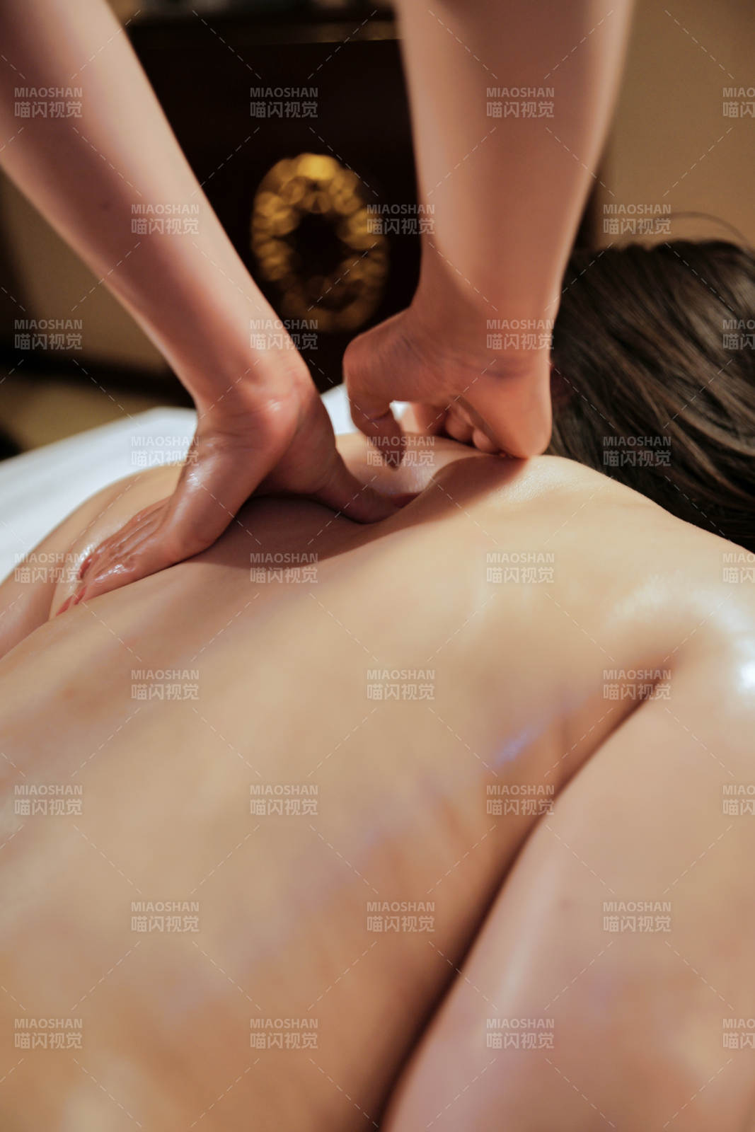 专业的按摩技师为顾客进行保健按摩