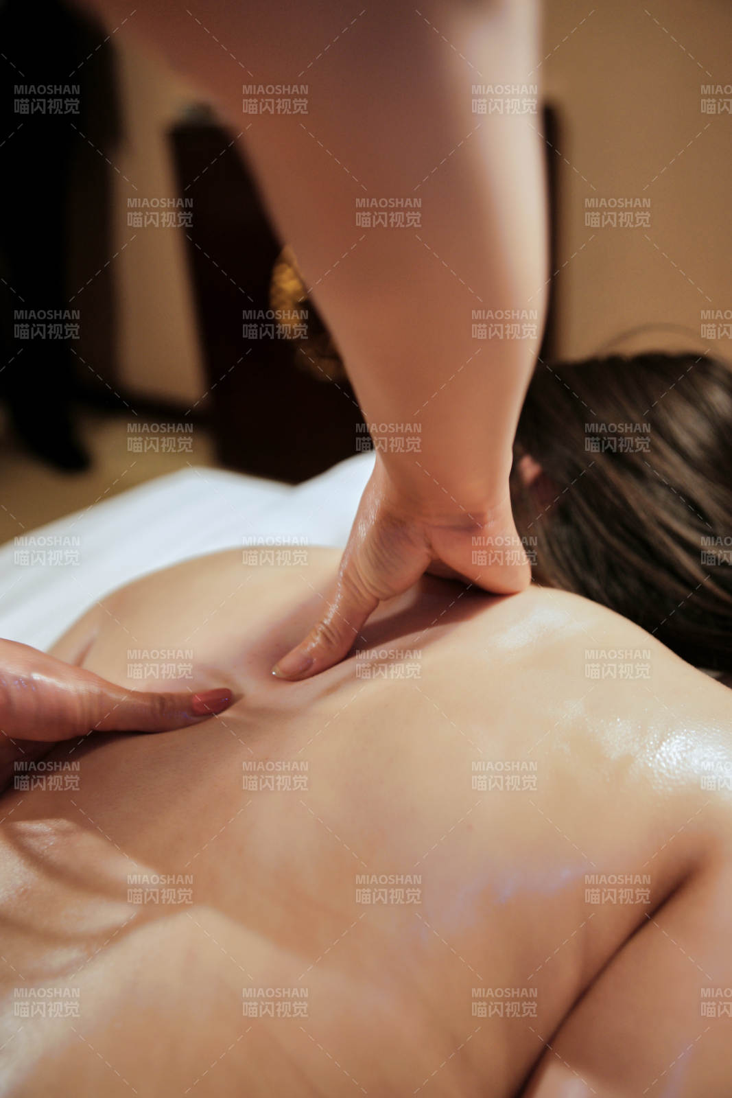 专业的按摩技师为顾客进行保健按摩