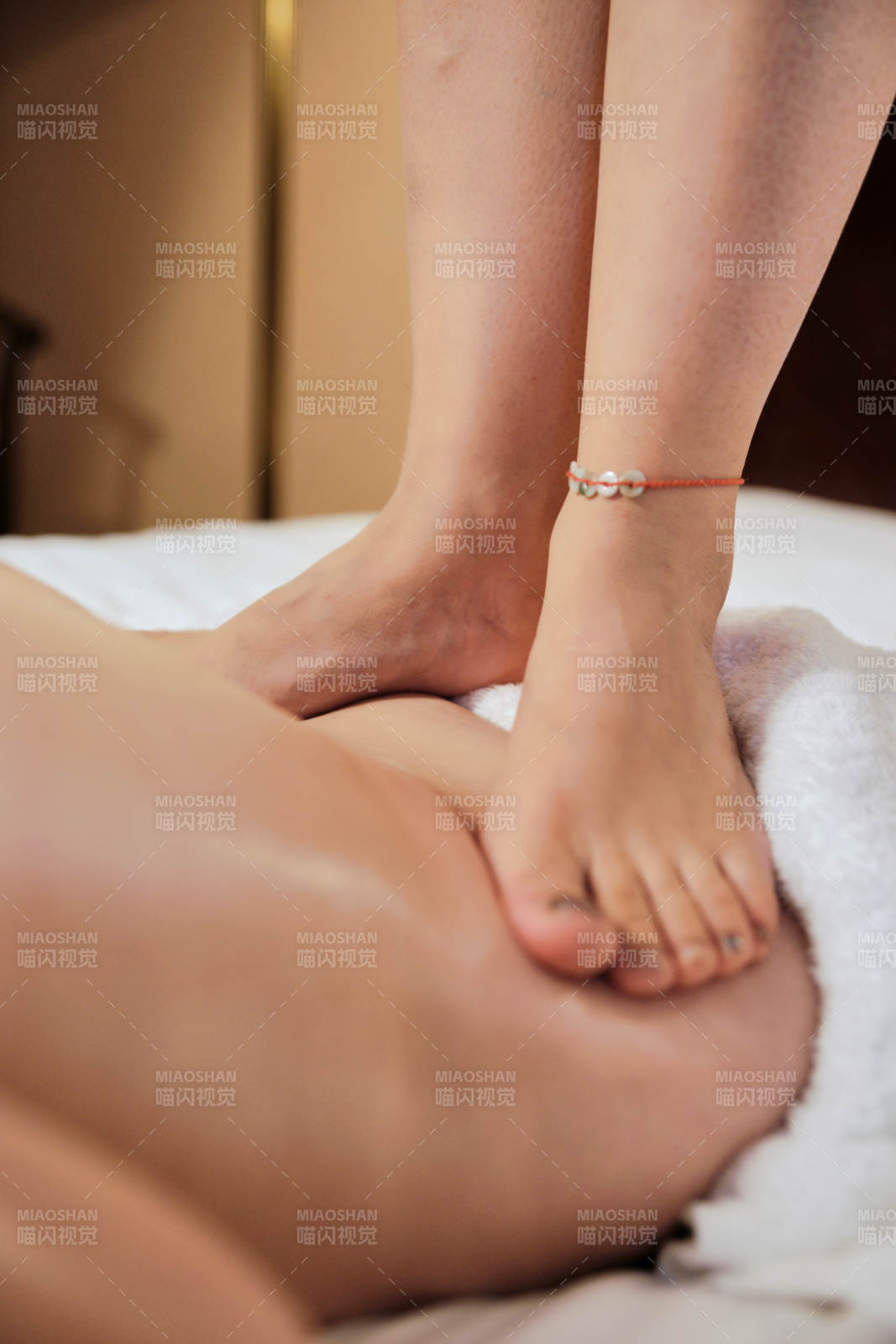 专业的按摩技师为顾客进行保健按摩