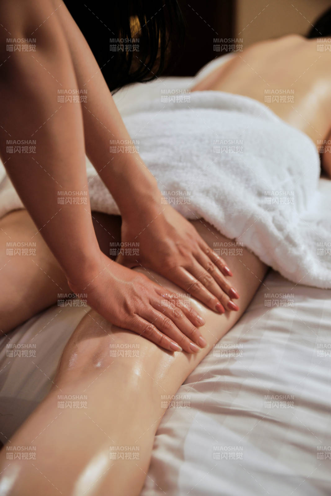 专业的按摩技师为顾客进行保健按摩