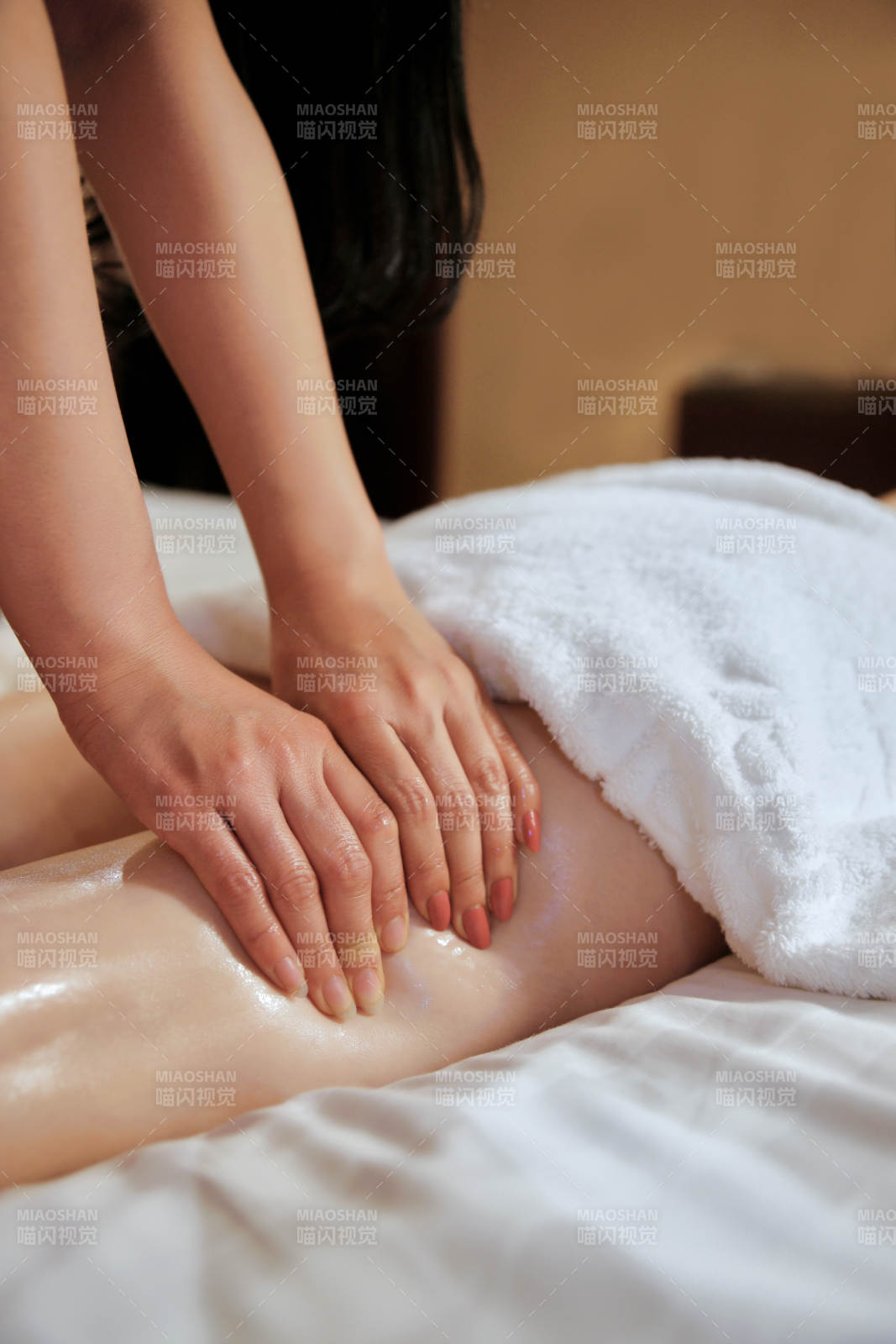 专业的按摩技师为顾客进行保健按摩