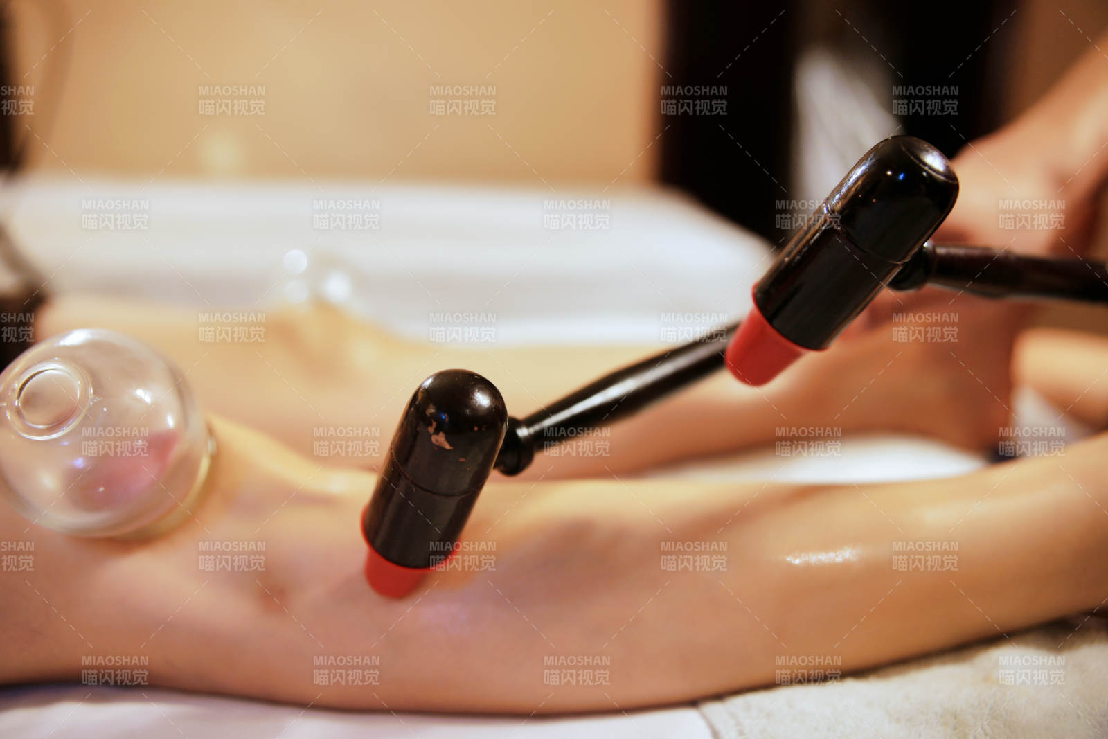 手法專業(yè)的足療技師為客人服務(wù)