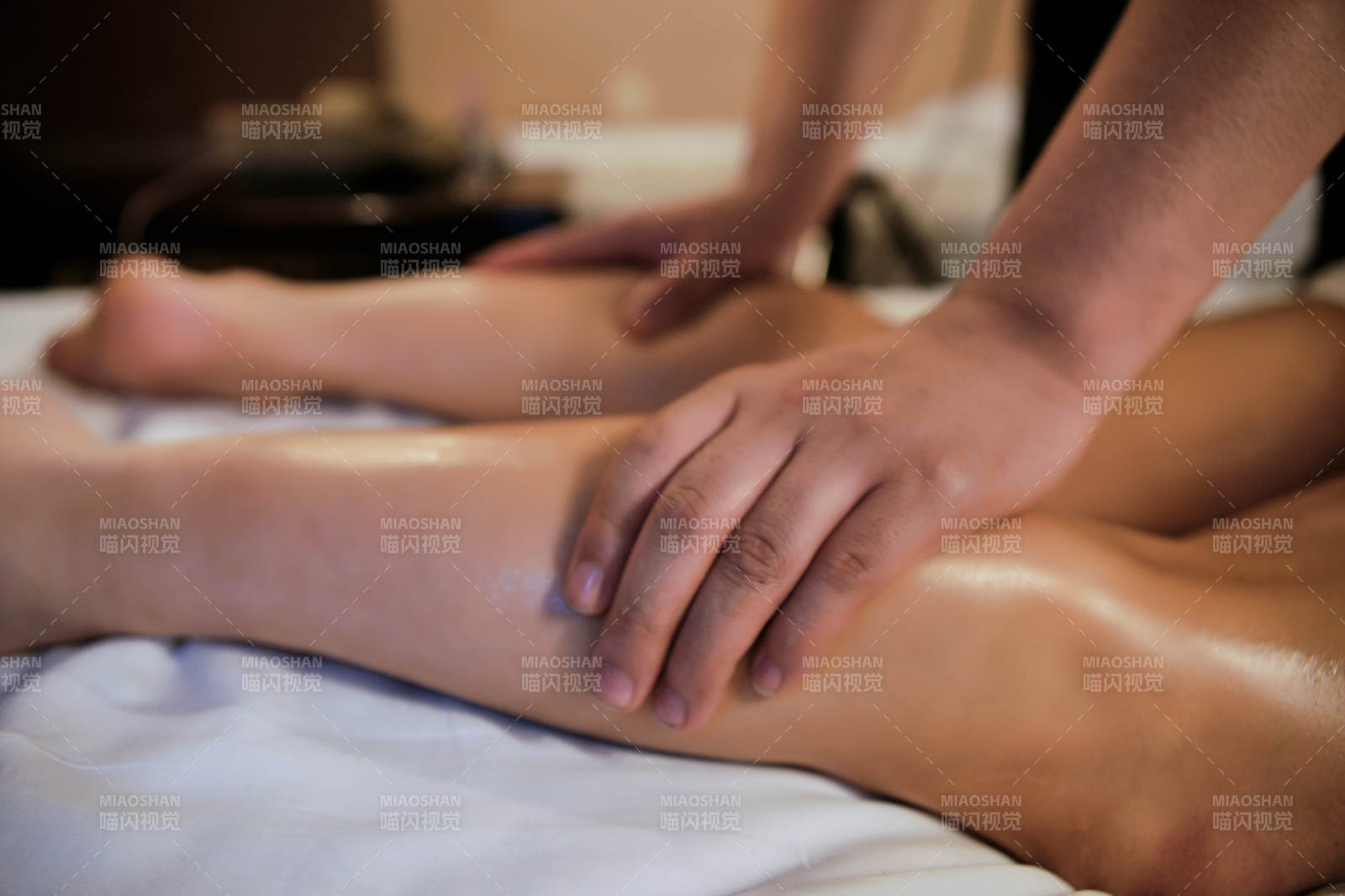 专业的按摩技师为顾客进行保健按摩