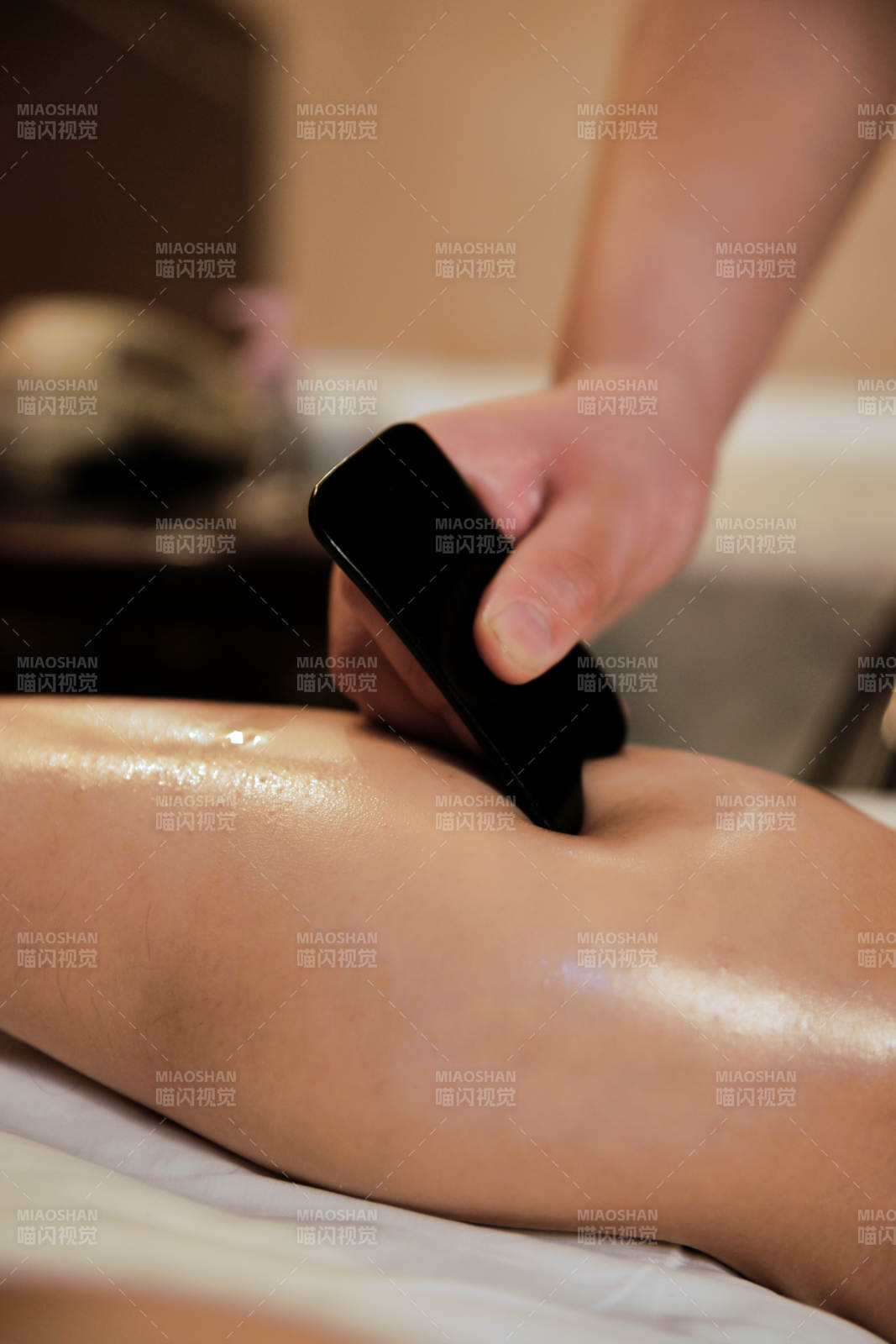 专业的按摩技师为顾客进行保健按摩