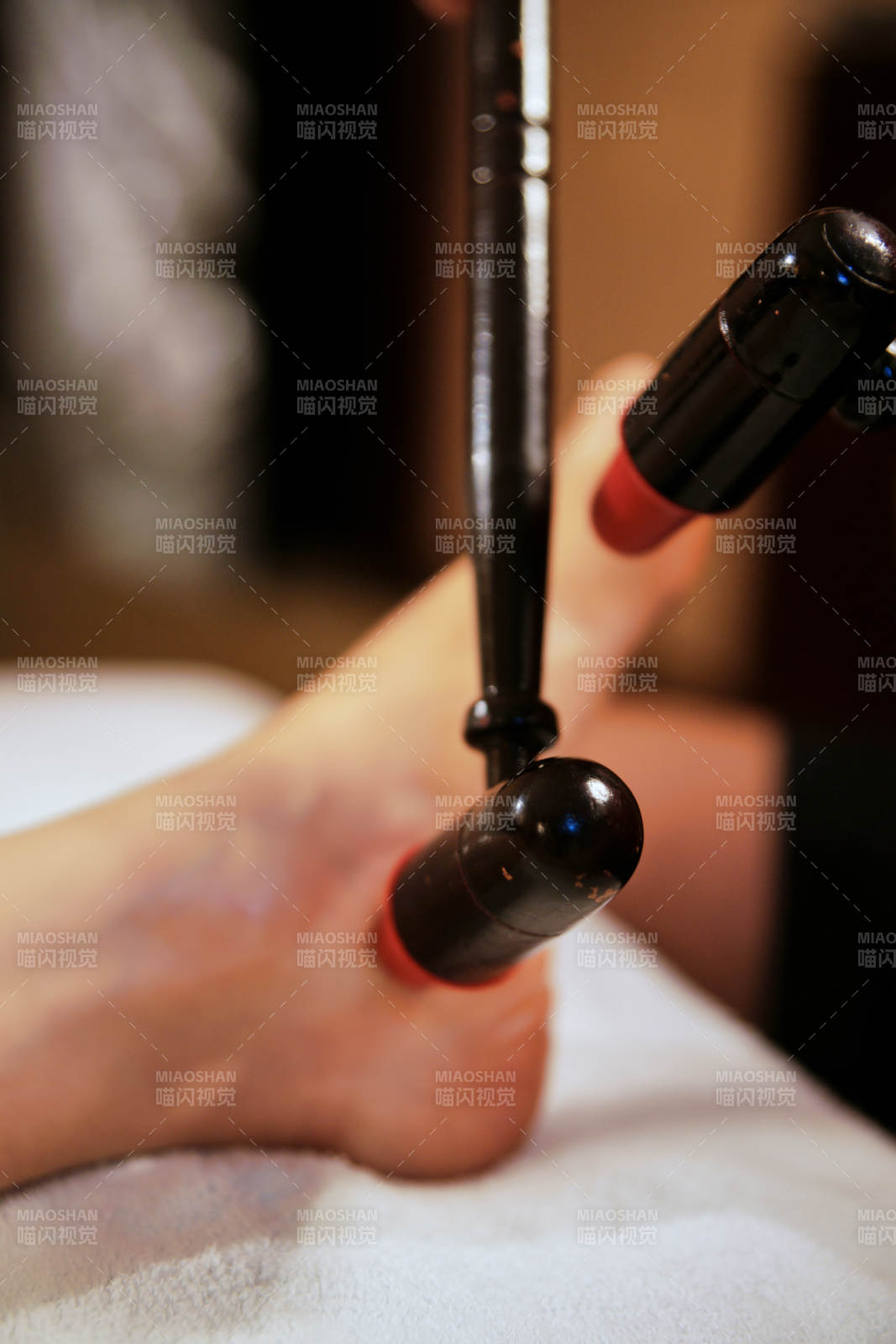 手法專業(yè)的足療技師為客人服務(wù)