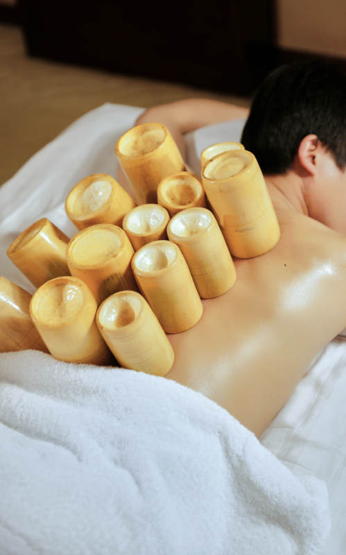 专业的保健技师为顾客进行吸筒疗法拔火罐