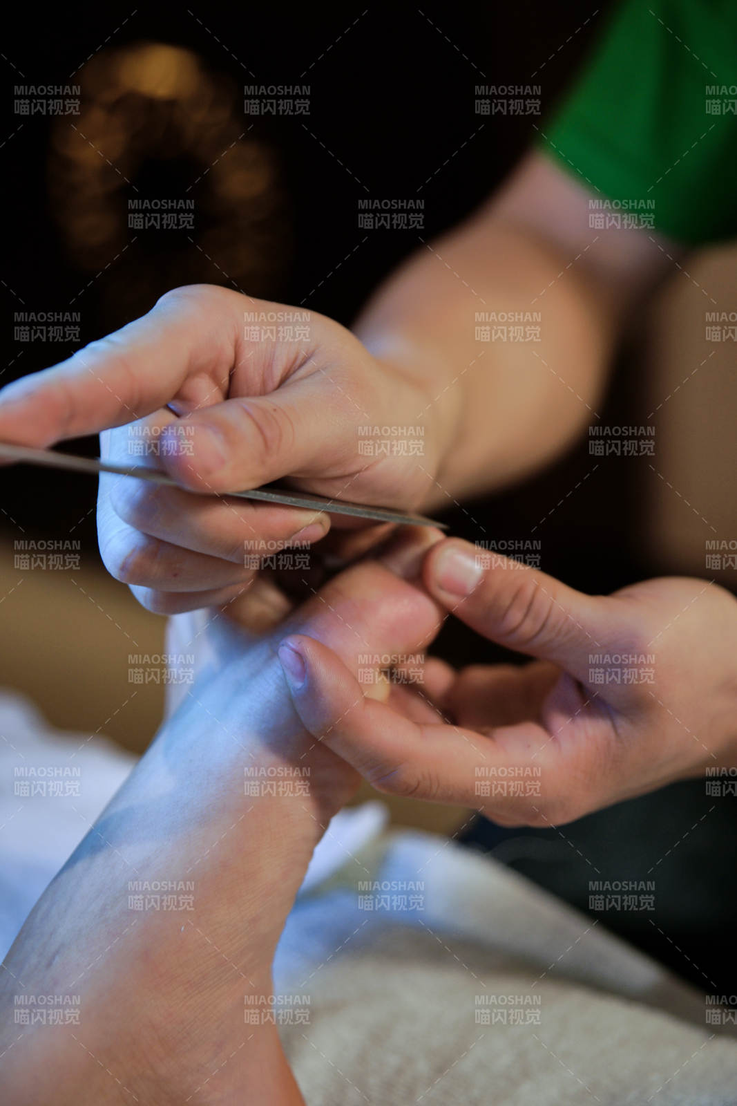 手法专业的足疗技师为客人修脚