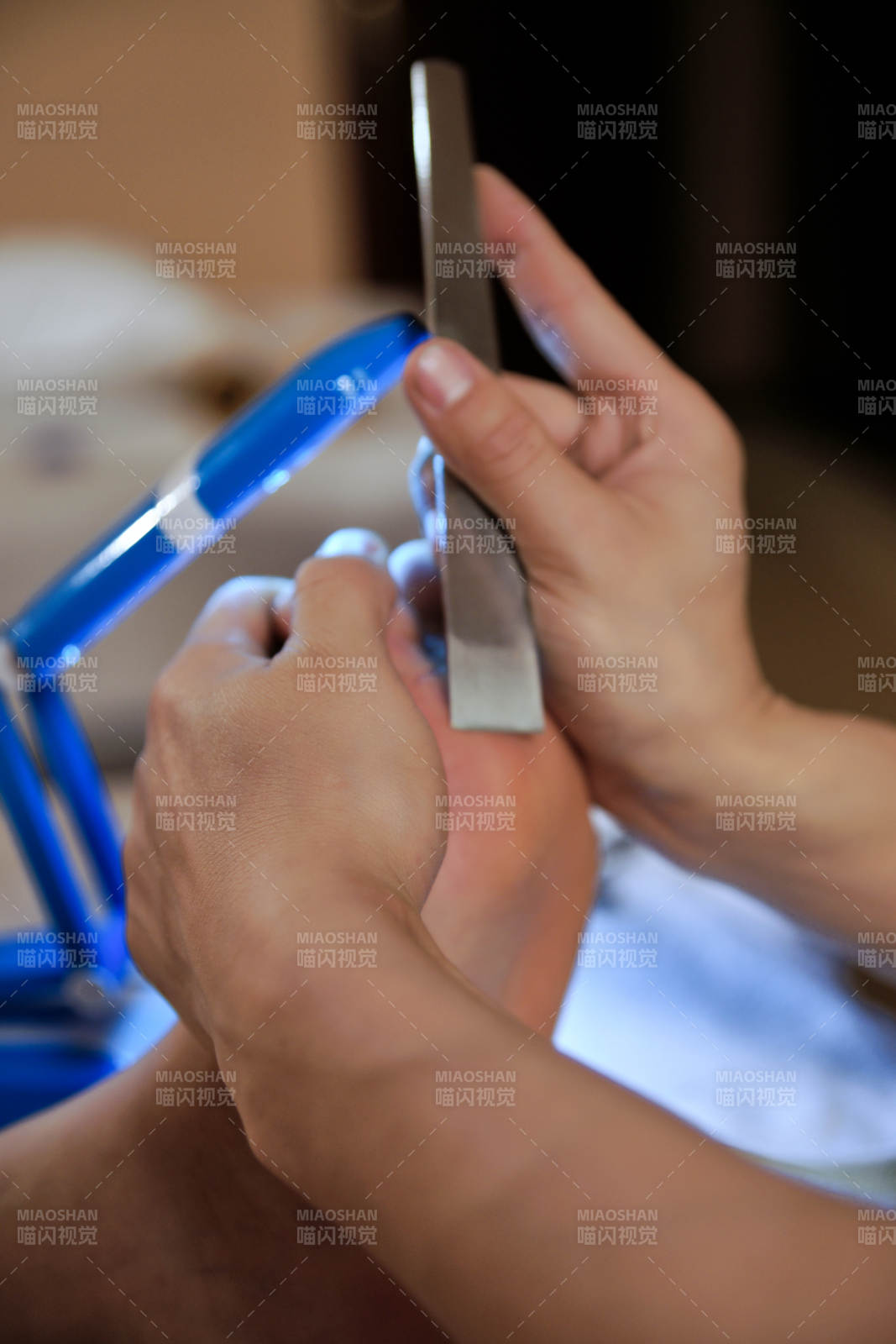 手法专业的足疗技师为客人修脚