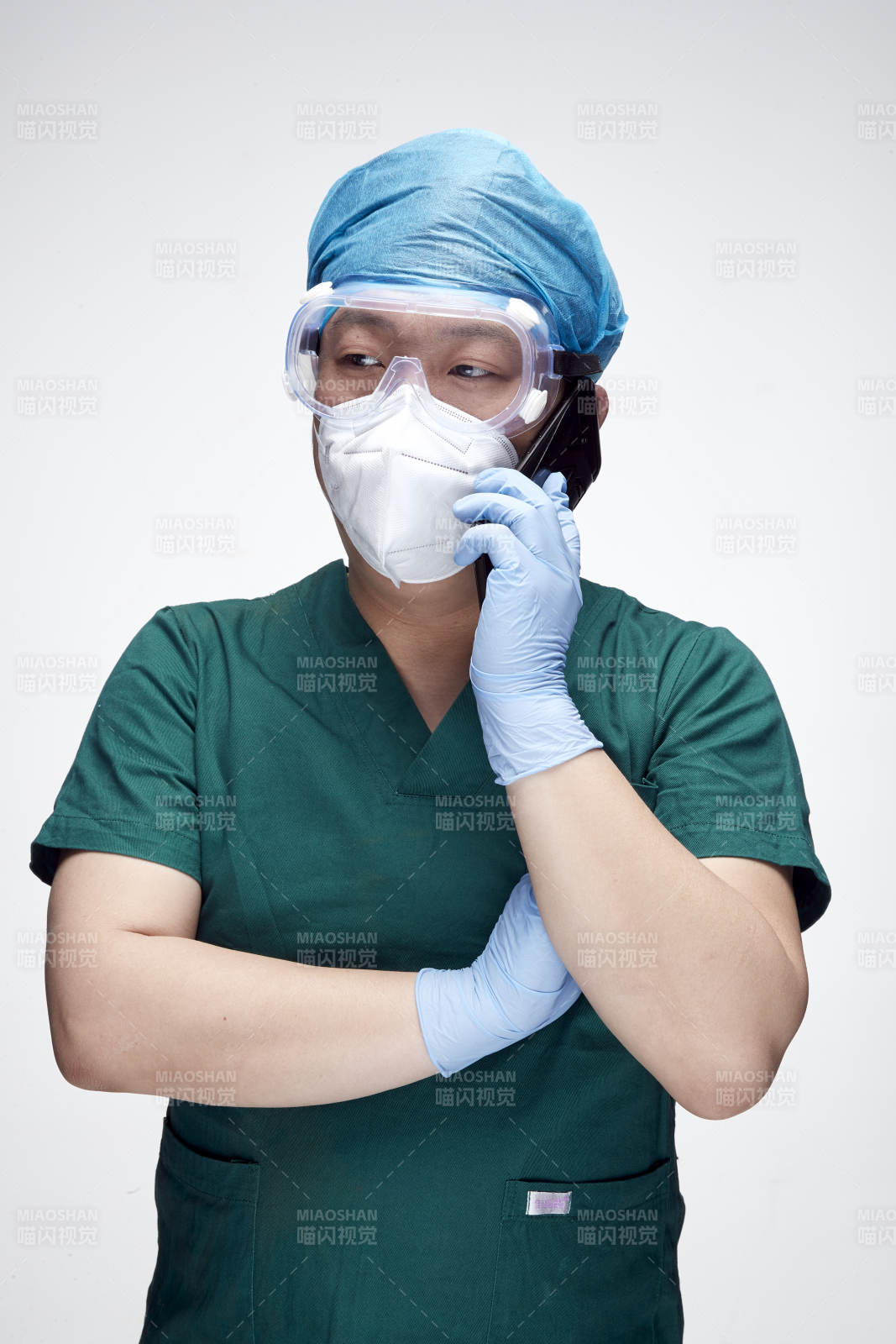 穿刷手衣黛手術帽手術手套護目鏡的男性醫生
