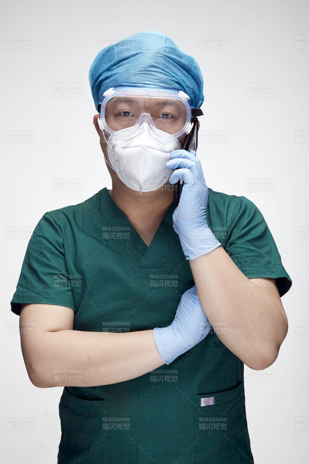 穿刷手衣黛手術帽手術手套護目鏡的男性醫生
