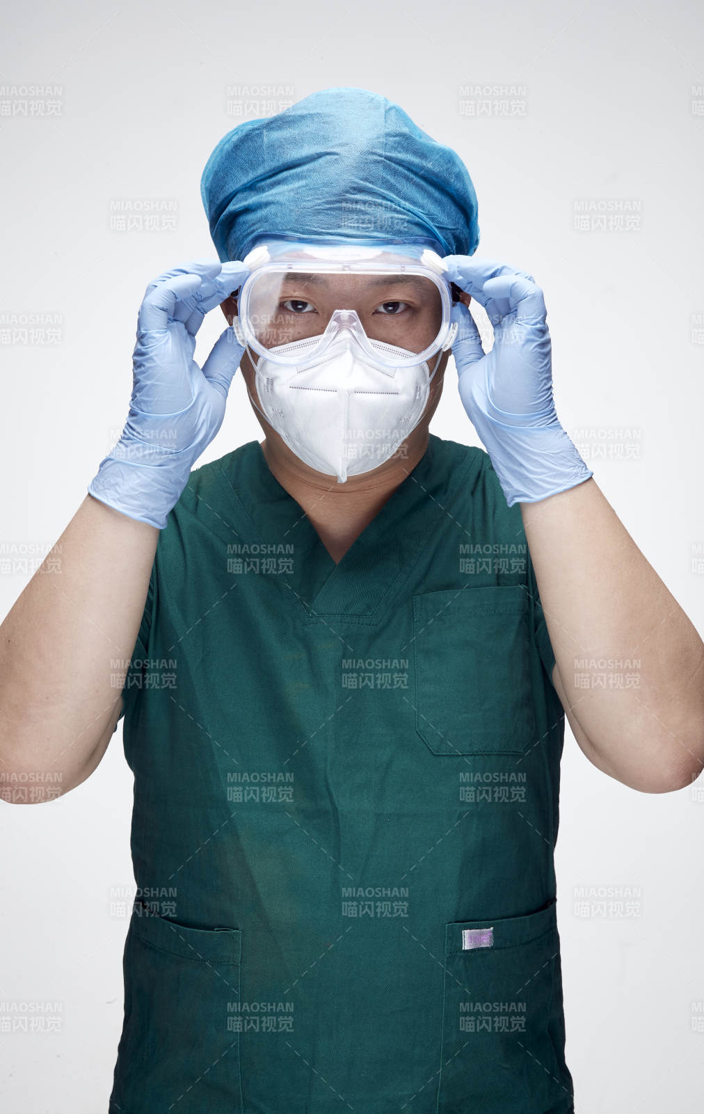 穿刷手衣黛手术帽手术手套护目镜的男性医生