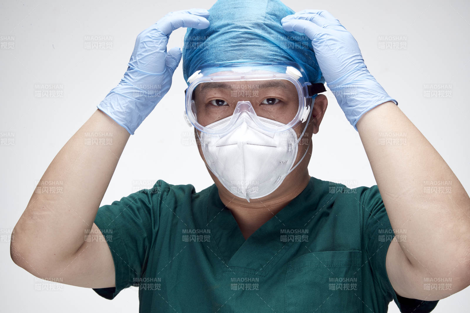 穿刷手衣黛手术帽手术手套护目镜的男性医生
