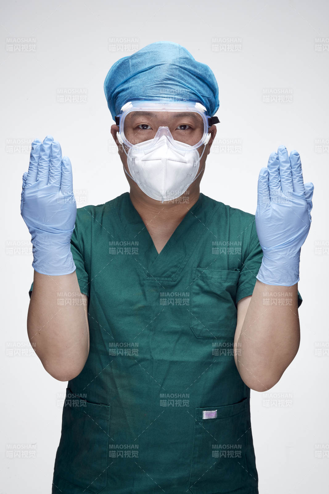 穿刷手衣黛手术帽手术手套护目镜的男性医生