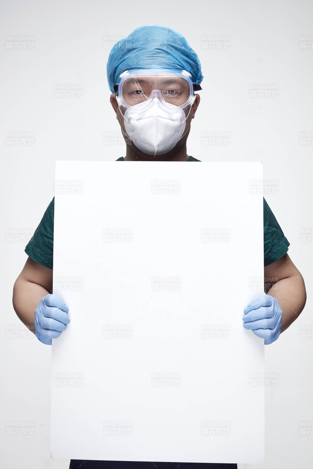 穿刷手衣黛手术帽手术手套护目镜的男性医生