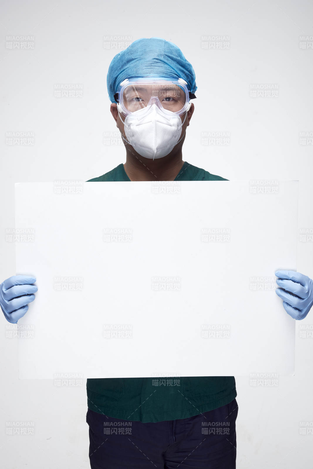 穿刷手衣黛手术帽手术手套护目镜的男性医生