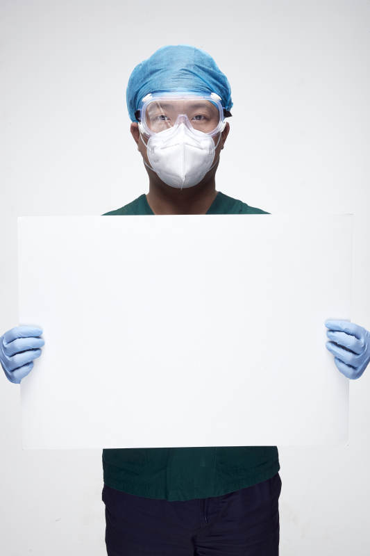 穿刷手衣黛手术帽手术手套护目镜的男性医生