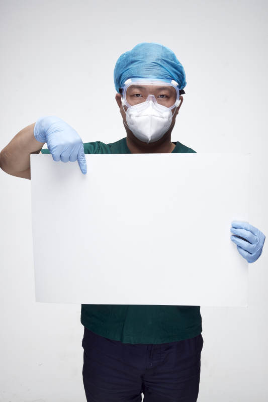 穿刷手衣黛手术帽手术手套护目镜的男性医生