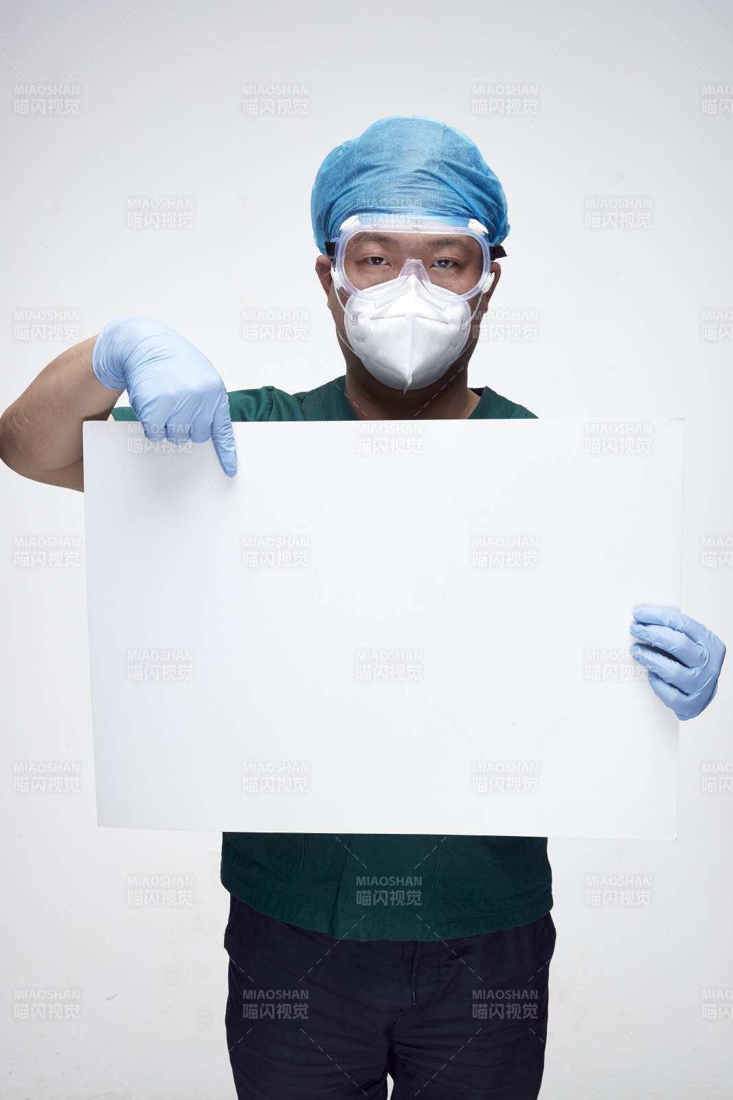 穿刷手衣黛手术帽手术手套护目镜的男性医生