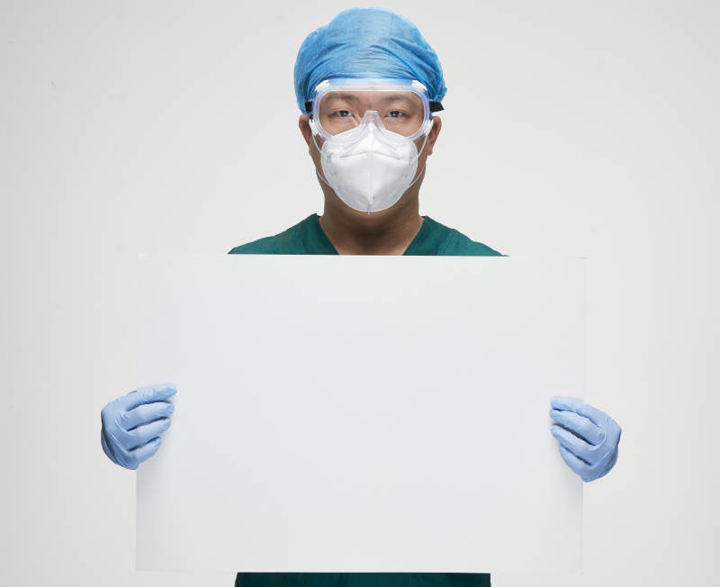 穿刷手衣黛手术帽手术手套护目镜的男性医生