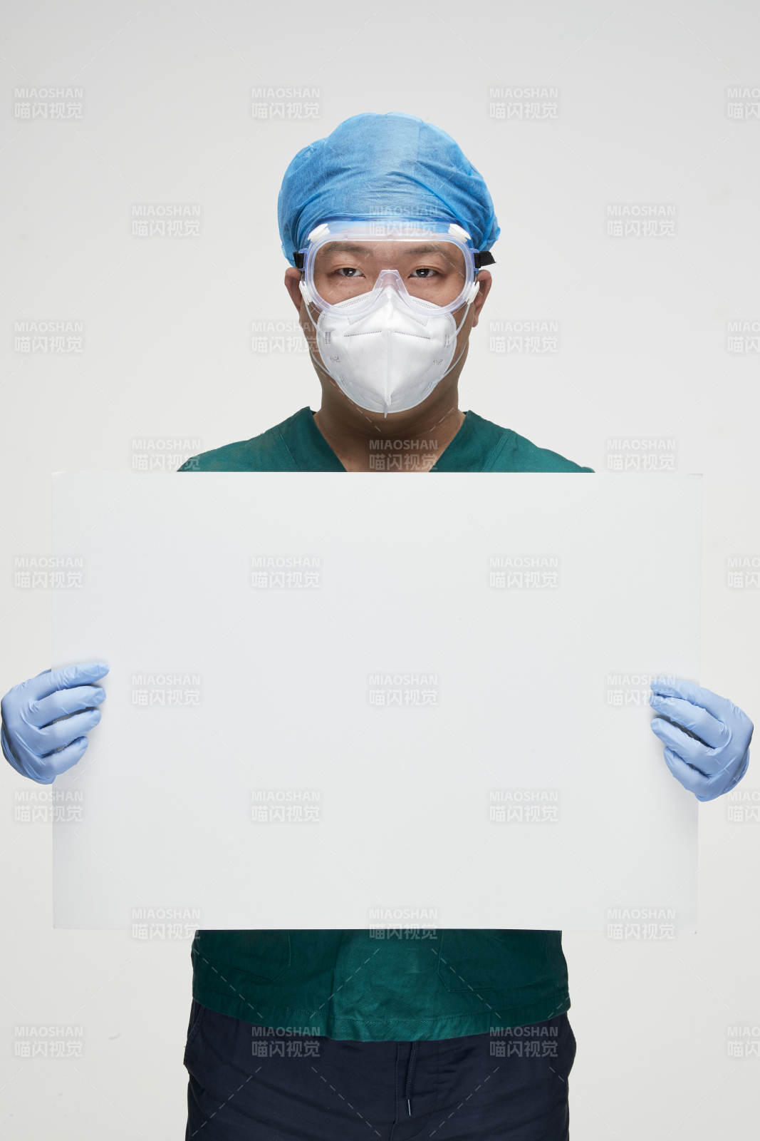 穿刷手衣黛手术帽手术手套护目镜的男性医生