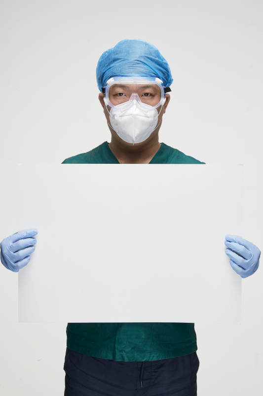 穿刷手衣黛手术帽手术手套护目镜的男性医生