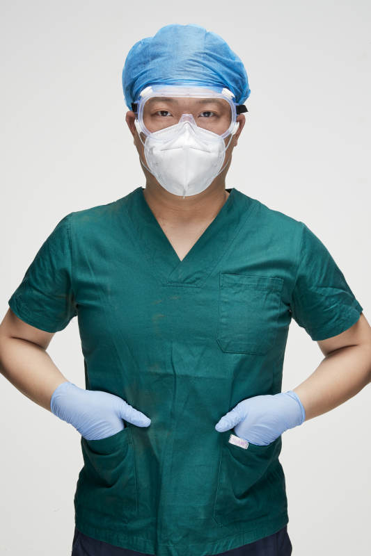 穿刷手衣黛手術帽手術手套護目鏡的男性醫生