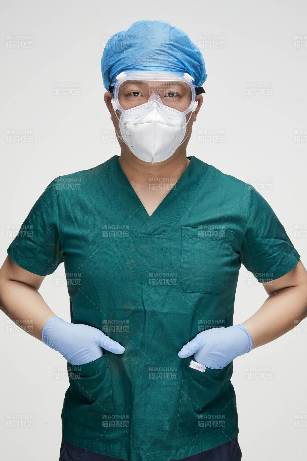 穿刷手衣黛手術帽手術手套護目鏡的男性醫生