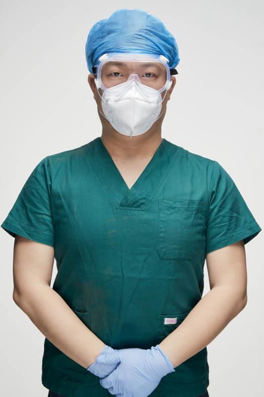 穿刷手衣黛手術帽手術手套護目鏡的男性醫生