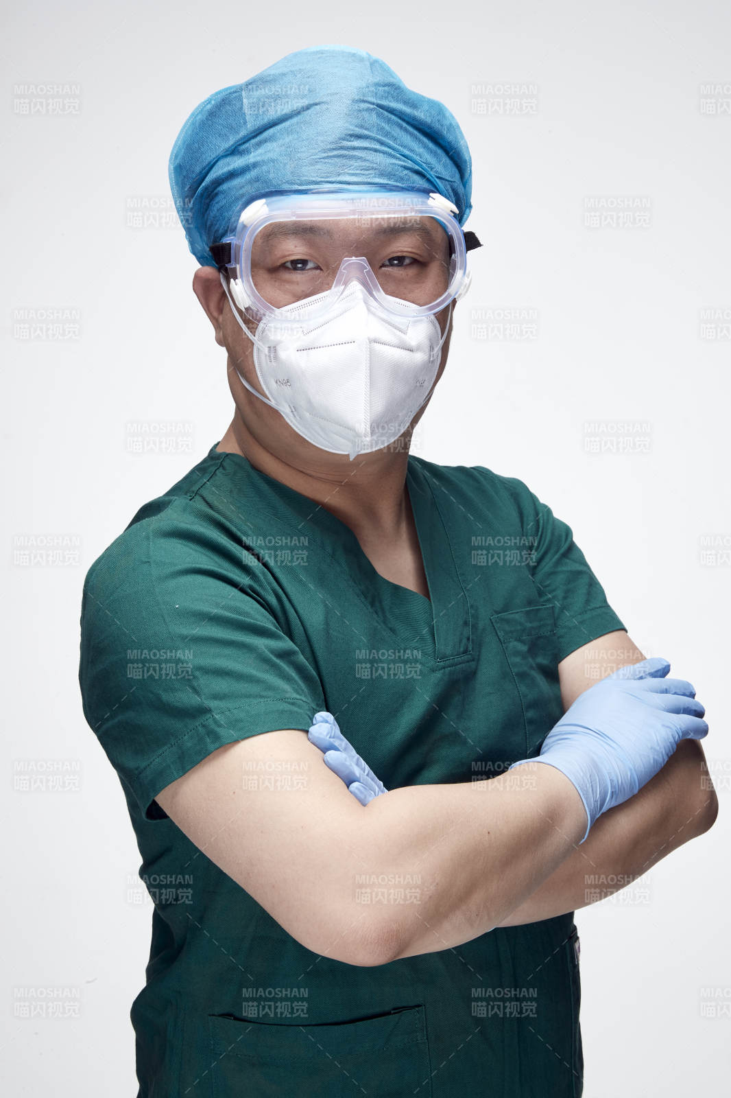 穿刷手衣黛手术帽手术手套护目镜的男性医生