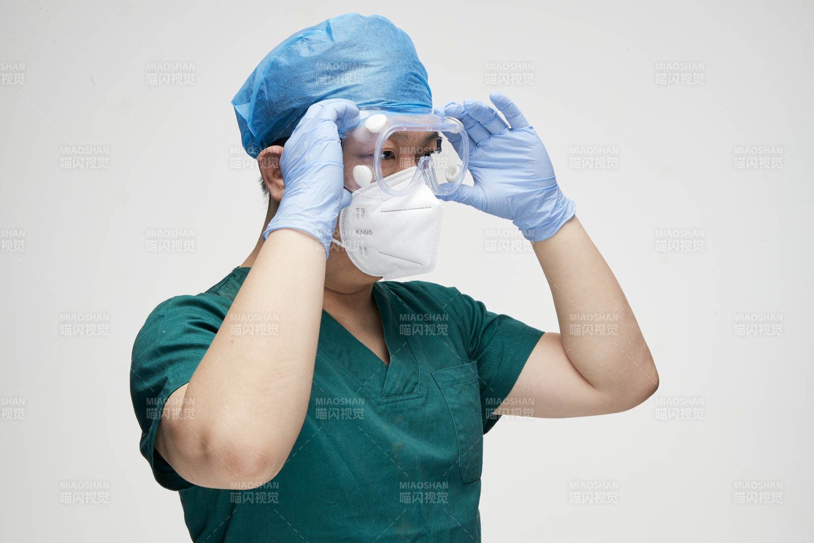 穿刷手衣黛手术帽手术手套护目镜的男性医生