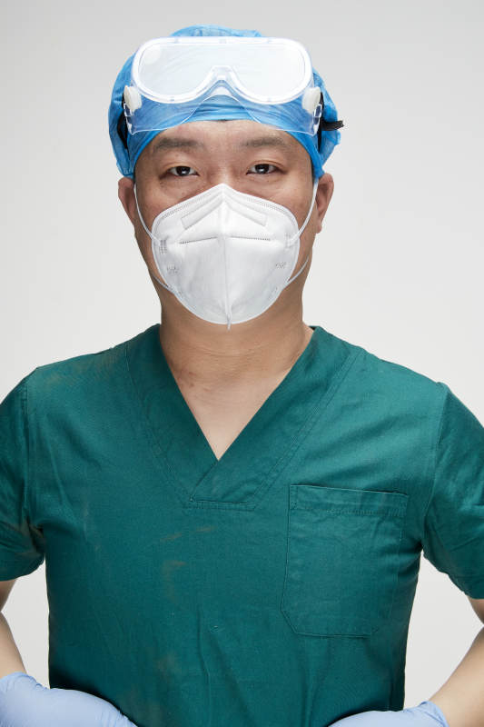 穿刷手衣黛手術帽手術手套護目鏡的男性醫生