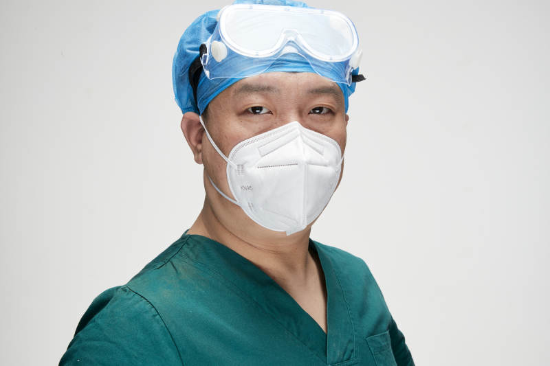 穿刷手衣黛手術帽手術手套護目鏡的男性醫生