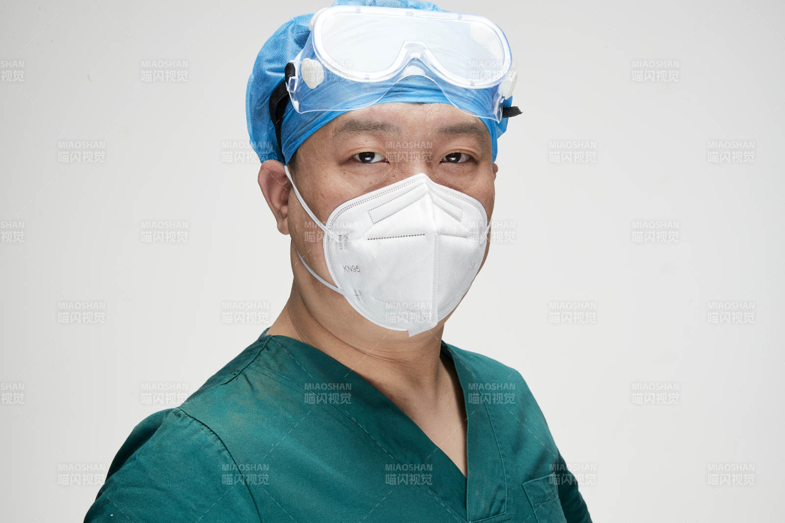 穿刷手衣黛手術帽手術手套護目鏡的男性醫生