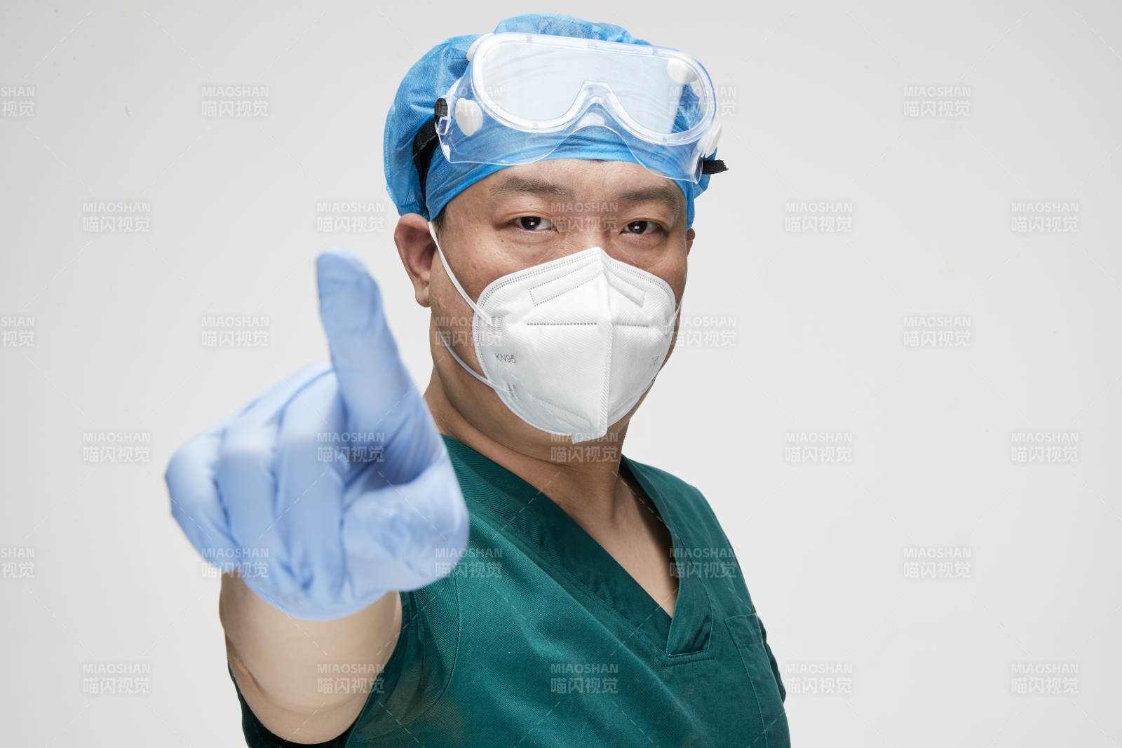 穿刷手衣黛手術(shù)帽手術(shù)手套護(hù)目鏡的男性醫(yī)生