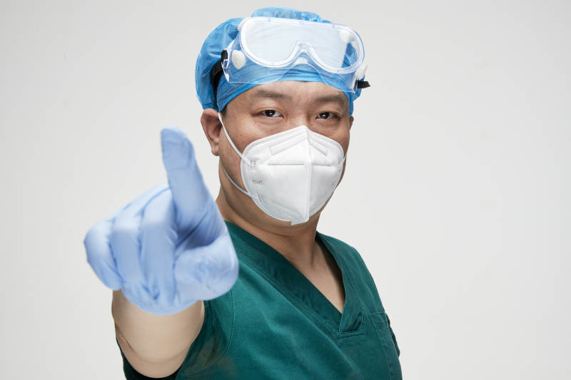 穿刷手衣黛手術帽手術手套護目鏡的男性醫生