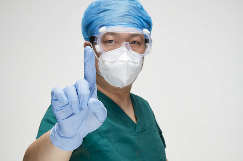 穿刷手衣黛手術帽手術手套護目鏡的男性醫生