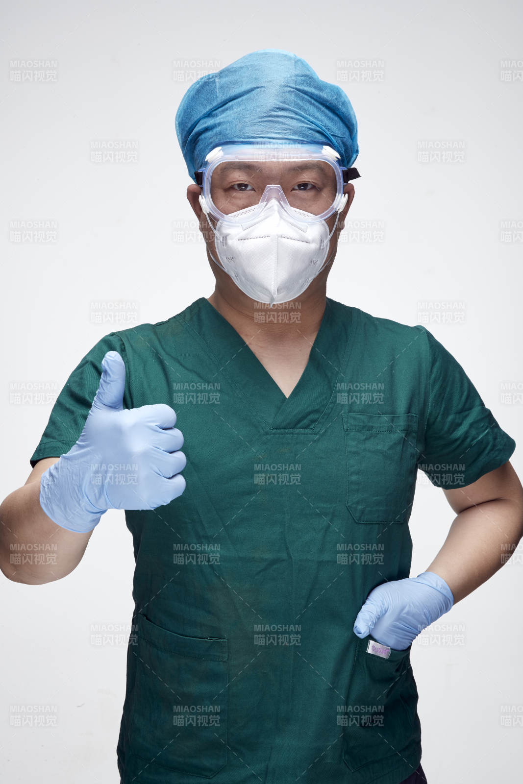 穿刷手衣黛手术帽手术手套护目镜的男性医生