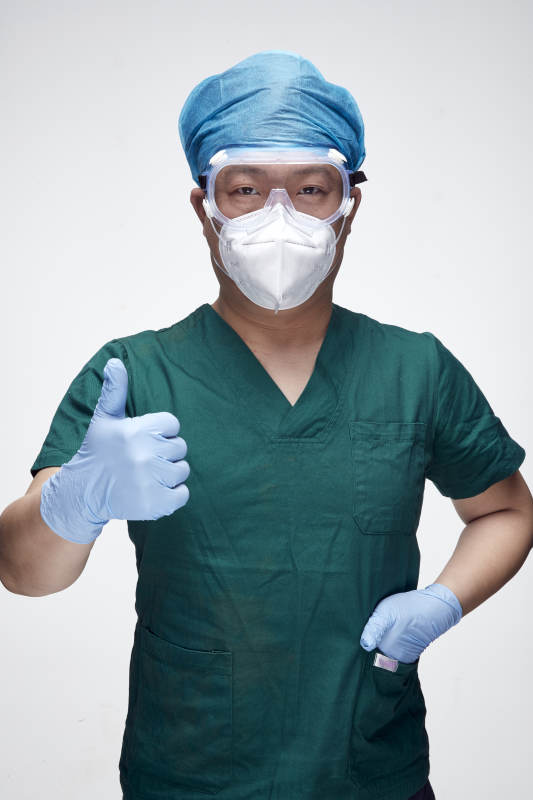 穿刷手衣黛手術帽手術手套護目鏡的男性醫生