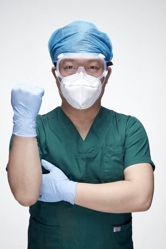 穿刷手衣黛手術帽手術手套護目鏡的男性醫生