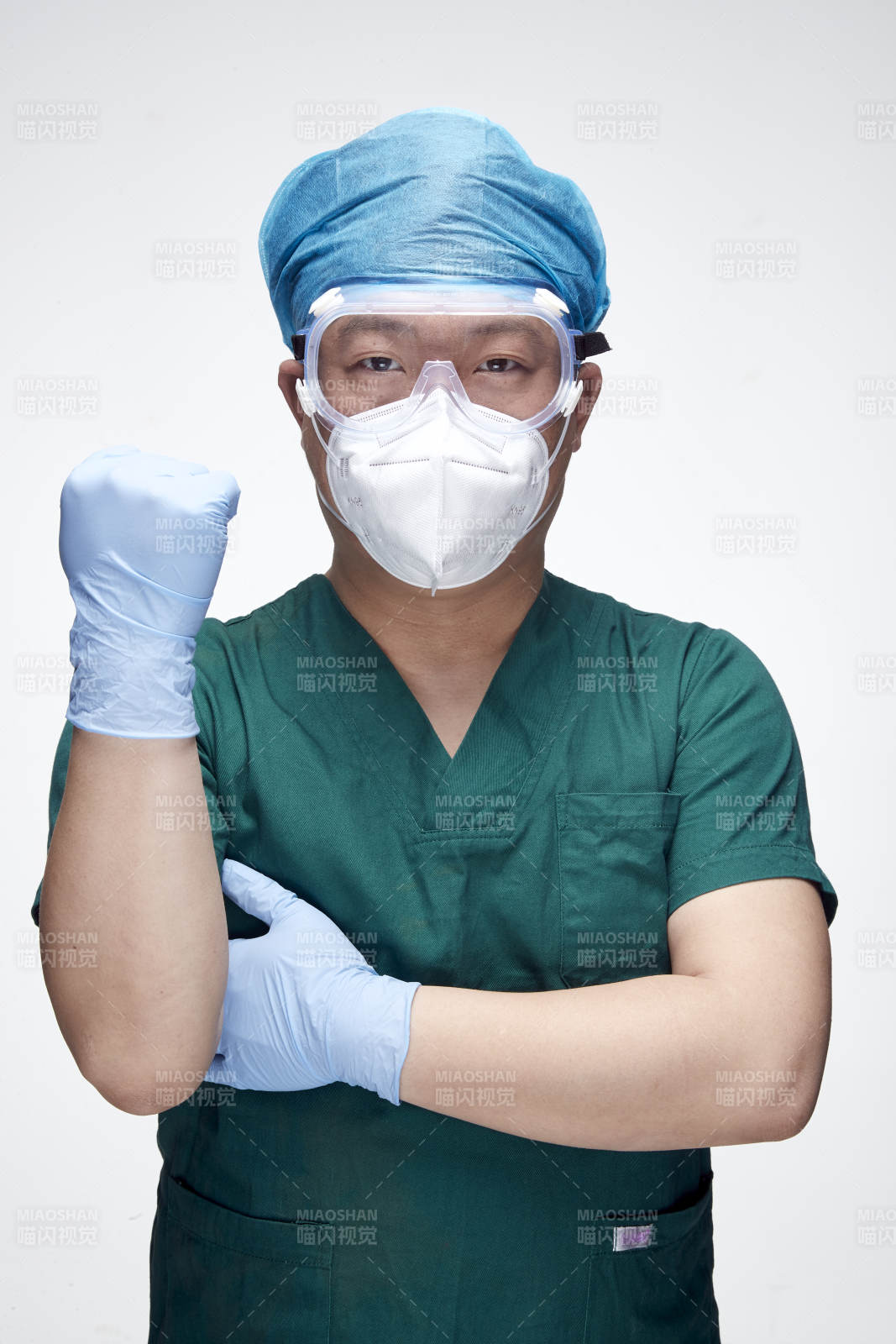 穿刷手衣黛手術帽手術手套護目鏡的男性醫生